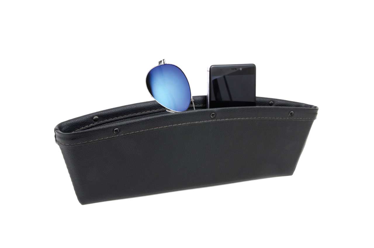 AMI-01115--To idealne rozwiązanie dla zagubionych przedmiotów, które spadają między fotelem samochodowym a konsolą. Organizer samochodowy, który sprytnie mieści się między przednimi siedzeniami a konsolą, aby przechwytywać luźne lub rozlane przedmioty, takie ja