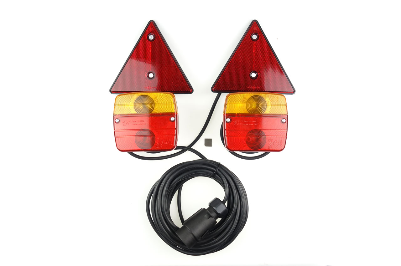 AMI-02095--Specyfikacja: napięcie DC 12V długosć okablowania 7,5m + 2,5m żarówki w zestawie typ złącza wtyk 7 PIN ISO funkcje świateł światła pozycyjne, kierunkowskazy, światło stopu, oświetlenie tablicy, światła odblaskowe homologacja E4