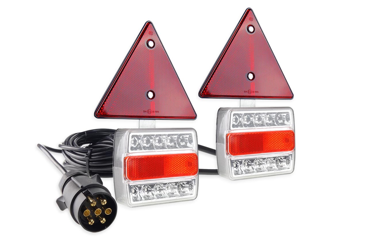 AMI-02140--Zestaw lamp LED z trójkątnymi odblaskami wyposażone w silne magnesy ułatwiające montaż i demontaż. WŁAŚCIWOŚCI: odblask ś wiat ł o pozycyjne ś wiat ł o stopu kierunkowskaz podświetlenie tablicy rejestracyjnej PARAMETRY TECHNICZNE: Zasilanie: 12 V Złą