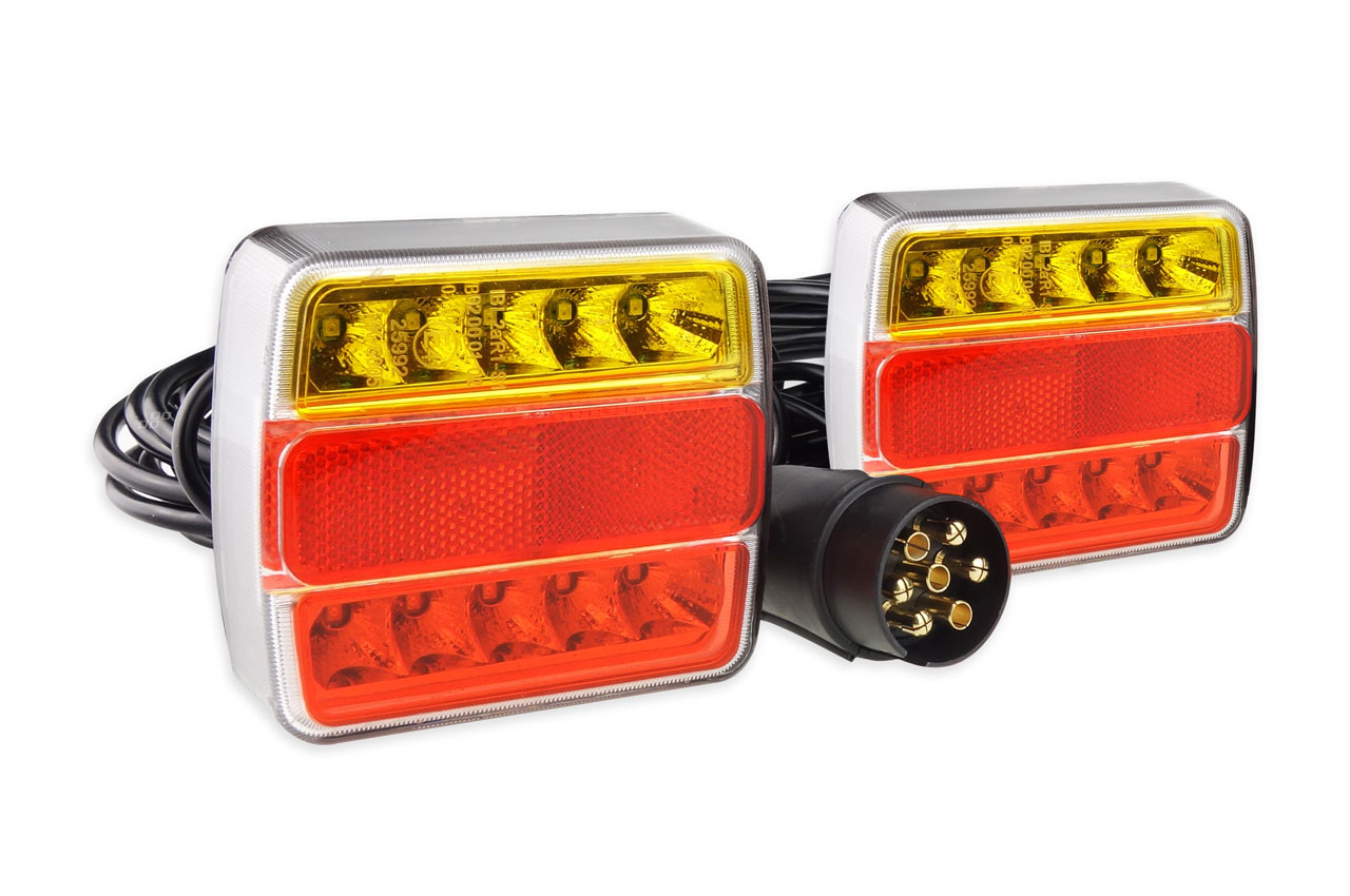 AMI-02141--Zestaw lamp LED z homologacją E4 umożliwia prosty montaż i demontaż lamp ze względu na konstrukcję uwzględniającą silne magnesy. WŁAŚCIWOŚCI: ś wiat ł o pozycyjne ś wiat ł o stopu kierunkowskaz pod ś wietlenie tablicy rejestracyjnej PARAMETRY TECHNIC