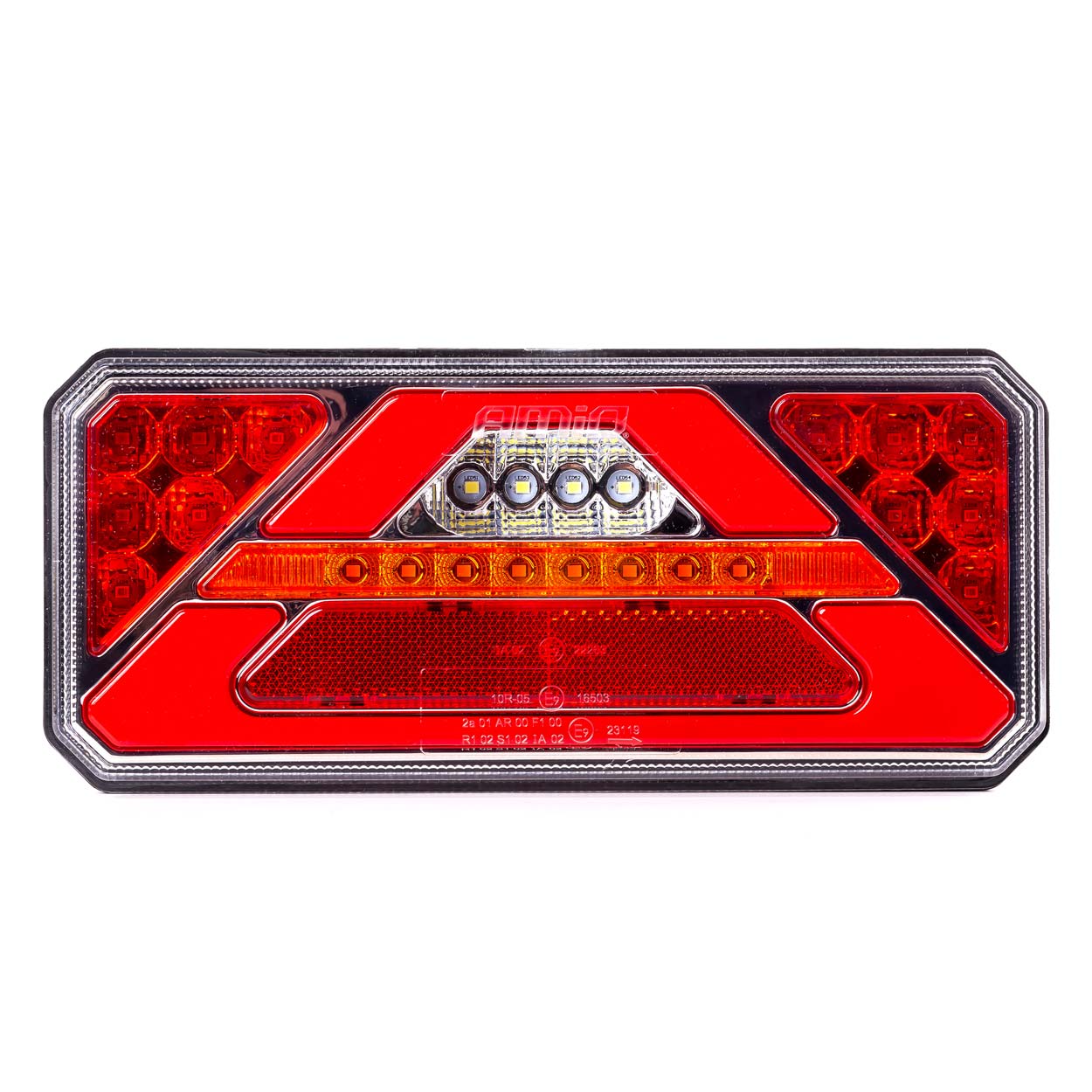 AMI-02365--To nowoczesna diodowa lampa zespolona tylna o charakterystycznym kształcie światła pozycyjnego i dynamicznym kierunkowskazie. Led?owe moduły światła pozycyjnego wykonane są ze specjalnego tworzywa dzięki któremu nie widać poszczególnych punktów świet