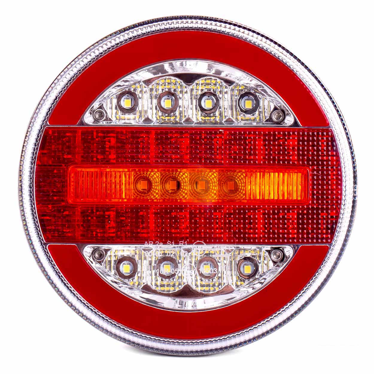 AMI-02372--To nowoczesna diodowa lampa zespolona tylna o charakterystycznym kształcie światła pozycyjnego i dynamicznym kierunkowskazie. Led?owe moduły światła pozycyjnego wykonane są ze specjalnego tworzywa dzięki któremu nie widać poszczególnych punktów świet