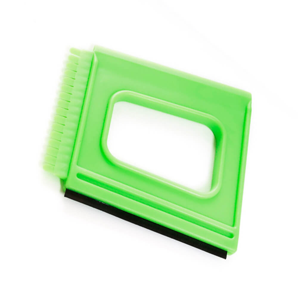 AMI-T9017--Skrobaczka wykonana z wytrzymałego tworzywa z recyclingu. Ma wygodny do trzymania kształt i trzy różne krawędzie : krawędź z gumką do usuwania pary, krawędź do usuwania szronu, krawędź do rozbijania lodu.