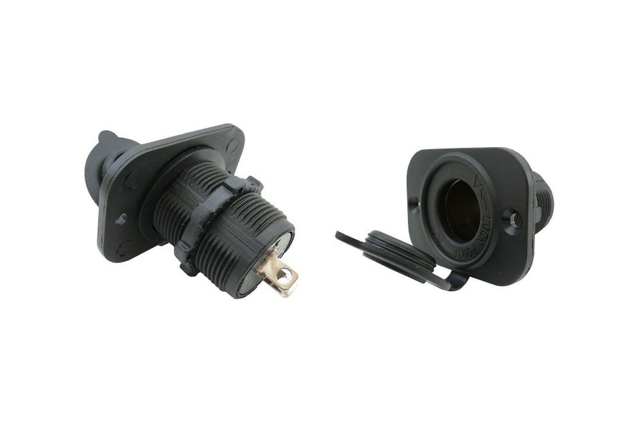 AMI-CC42303--Dodatkowe gniazdo zasilania 12V / 24V Dodatkowe gniazdo zasilania jest przeznaczone do montażu w pojazdach samochodowych o napięciu instalacji do 24V. Może być instalowane jako dodatkowe gniazdo we wnętrzu pojazdu, jak również w bagażniku, służąc np.