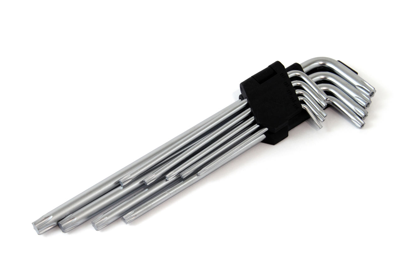 AMI-01039--KLUCZE TORX 230MM DŁUGIE - TYP L ZESTAW 9 SZT. Zestaw sześciokątnych torxów z otworem o dł. 230mm obustronnych idealnych do pracy w trudno dostępnych miejscach . Charakterystyka: Zapakowany w praktyczny organizer z przegródkami, który ułatwia wyszuka