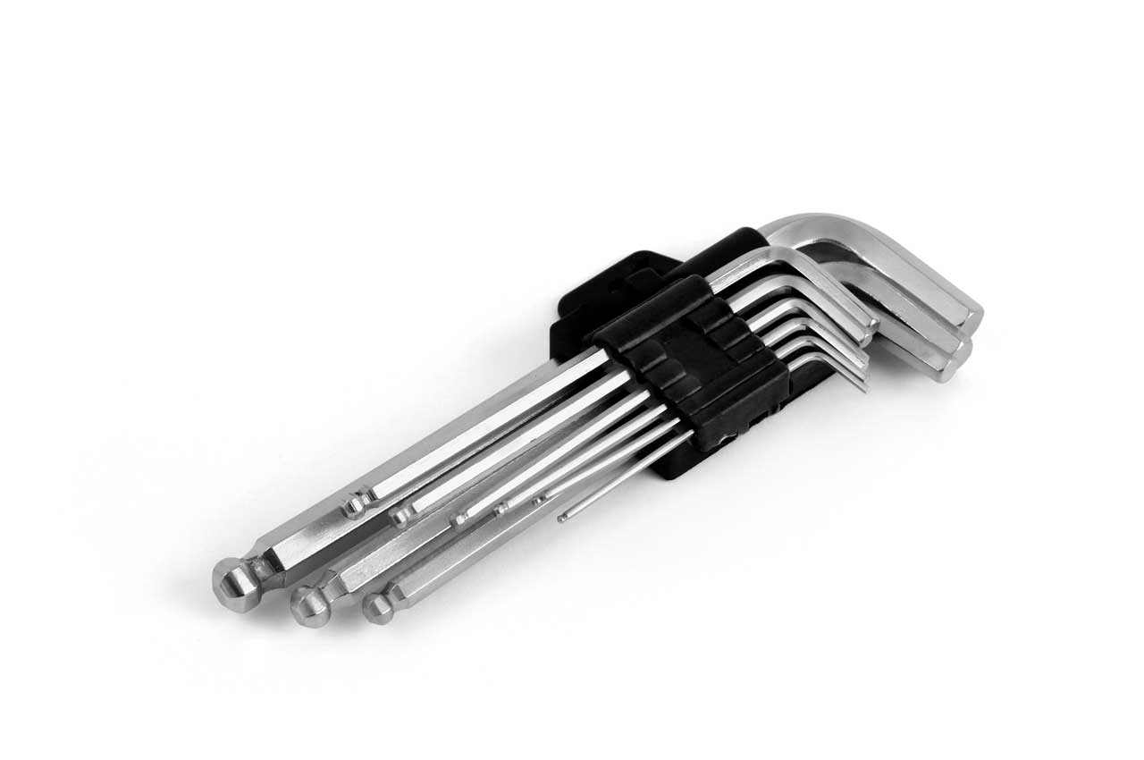 AMI-01041--Zestaw 9 sztuk kluczy imbusowych. Posiadają szerokie zastosowanie. Doskonale sprawdzają się w wielu sytuacjach i są niezastąpione w domu, garażu, warsztacie i wielu innych Dane techniczne: Rodzaj: imbus Rozmiar: 125 mm Ilość: 9 Uchwyt: tak