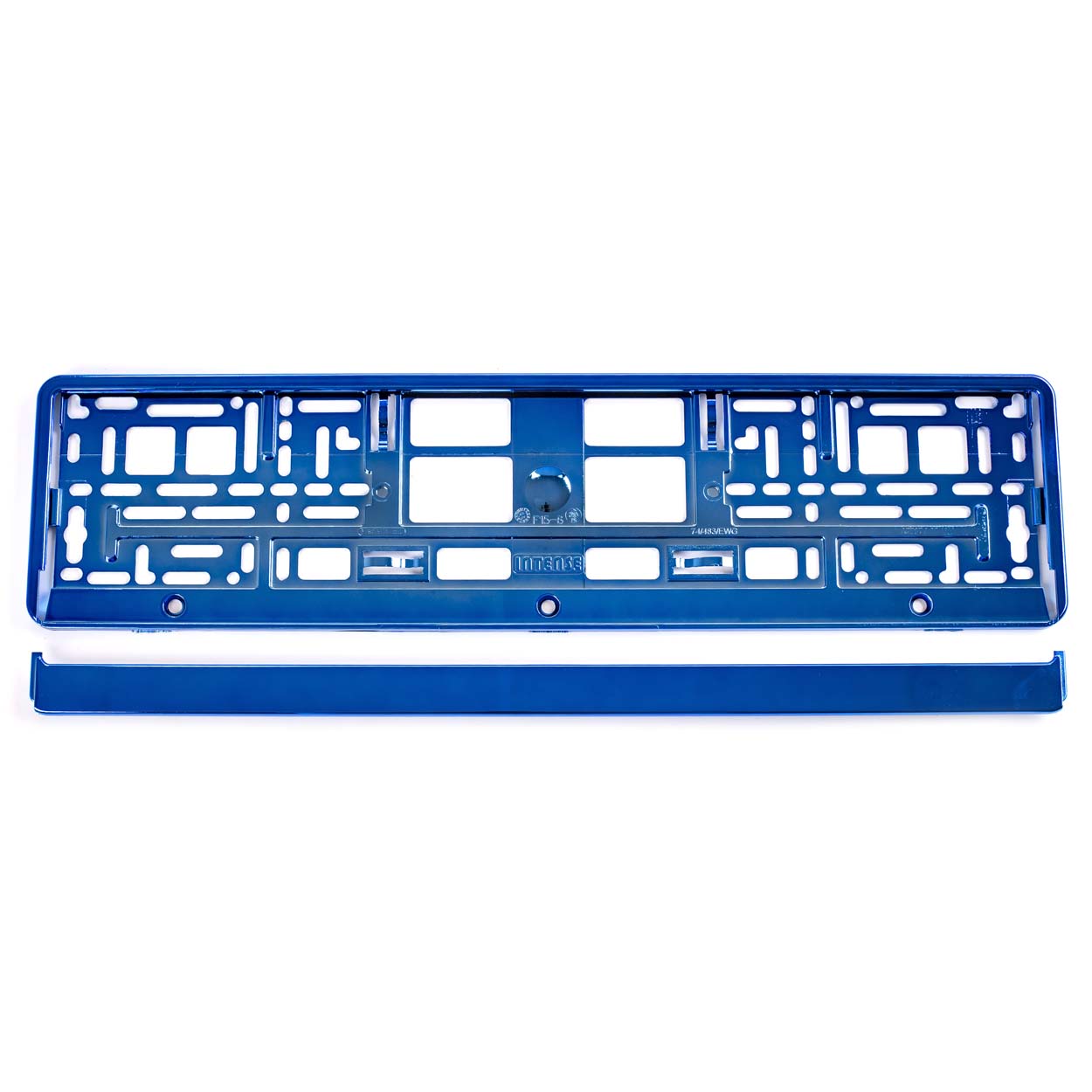 AMI-71457/01170N--Ramka tablicy rejestracyjnej metalizowana kolor niebieski. Świetnie wykonana ramka do montażu tablicy rejestracyjnej pojazdu posiadająca wszystkie wymagane atesty. Najwyższej jakości tworzywo jest bardzo elastyczne, niełamliwe podczas montażu, odporn