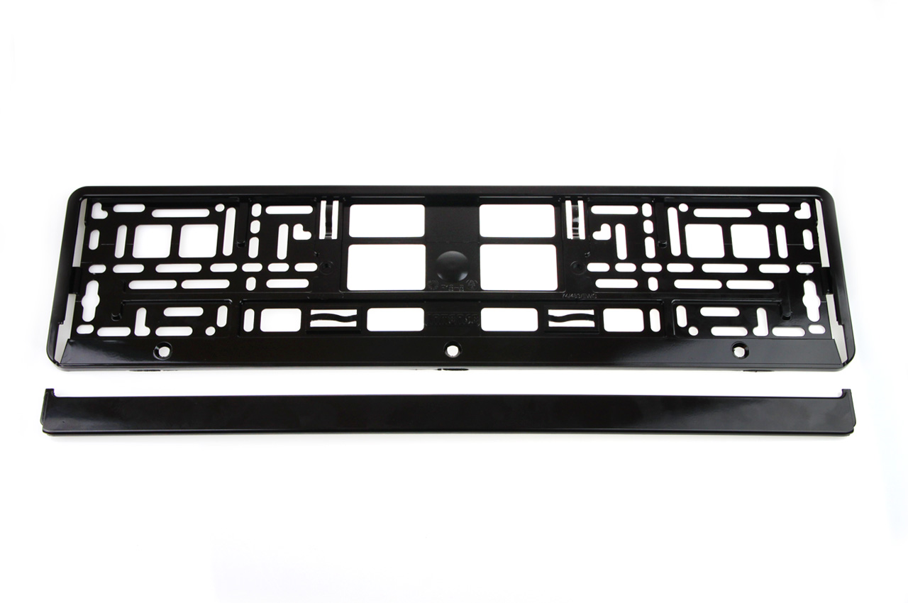 AMI-01644--Ramka doskonale komponuje się wszelkimi chromowanymi akcentami i dodaje autu ciekawego, indywidualnego wyglądu Wysoka jakość wykonania pozwala na pewne mocowanie tablicy rejestracyjnej Duża ilość punktów mocujących pozwala na montaż ramki do zdecydow