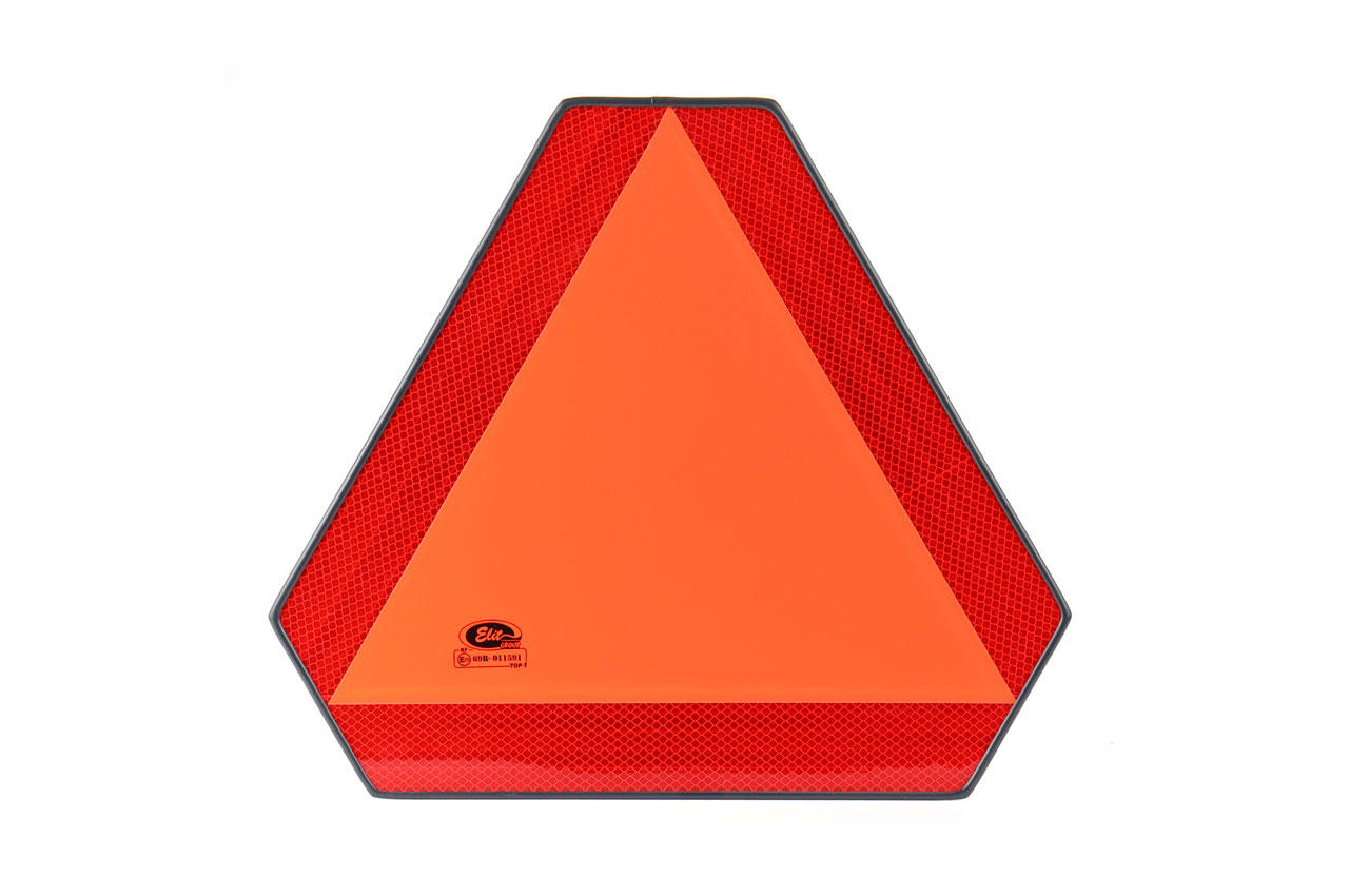 AMI-E52005--Tablica wyróżniająca pojazd wolnobieżny - trójkąt do ciągnika. Trójkątną tablicą wyróżniającą powinien obowiązkowo być oznakowany ciągnik rolniczy, pojazd wolnobieżny oraz przyczepa przeznaczona do łączenia z tymi pojazdami. Wygląd oraz wymiary tabli