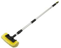 AMI-01274_260--Solidna szczotka teleskpopowa z aluminiowym trzonkiem o regulowanej długości od 145 do 250cm. Szczotka wykonana z miękkich włókien nie niszczących powłoki lakieru. Trzonek posada piankowe uchwyty, szybkozłączkę do podłączenia węża z wodą oraz zawór p