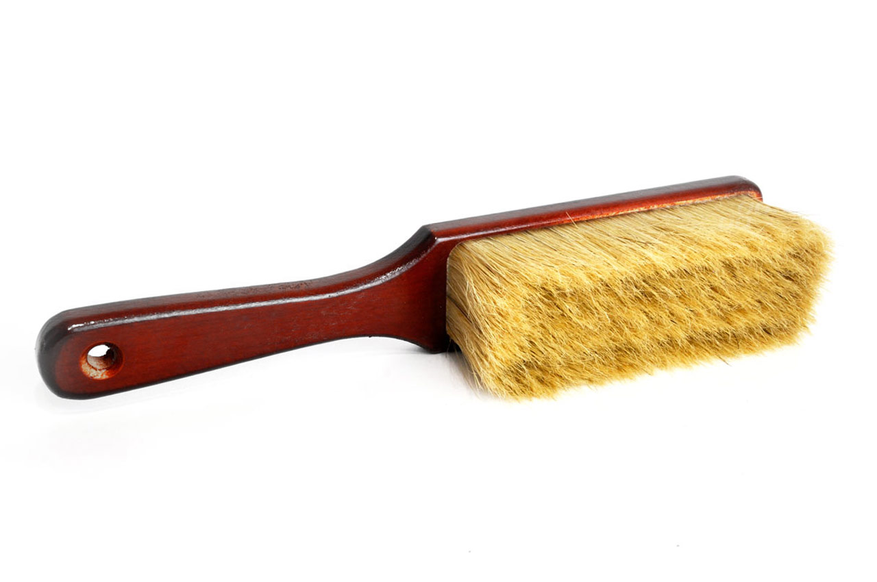 AMI-N0908--Idealnie nadaje się do mycia samochodu. Świetnie sprawdza się także przy czyszczeniu skór oraz nakładaniu środków myjących, konserwujących i impregnujących do tapicerek. Solidny, drewniany uchwyt pozwala na wygodne operowanie szczotką. Dodatkowo posi