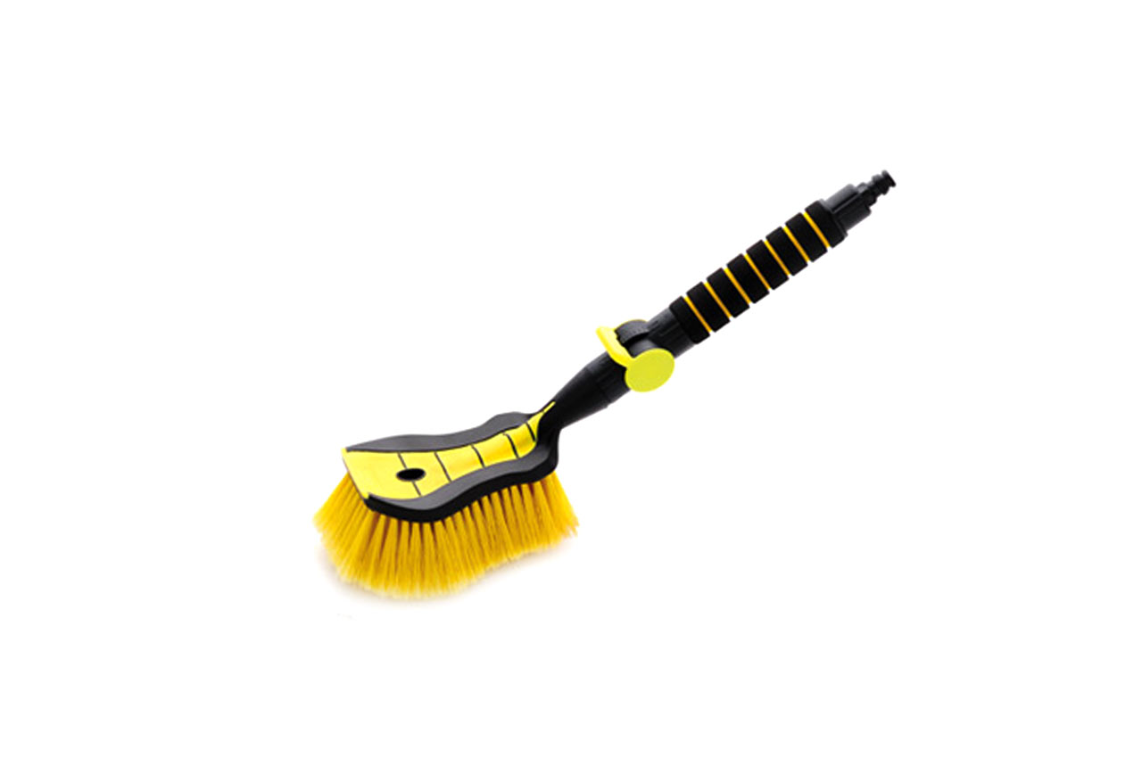 AMI-T9033--Szczotka do mycia LUX Wygodna, ergonomiczna szczotka do mycia, do której bezpośrednio można podłączyć wąż z wodą. Element odprowadzający wodę zabezpiecza przed zalewaniem rąk i ubrania. Specjalne zakończenie główki szczotki ułatwia zdrapywanie szczeg