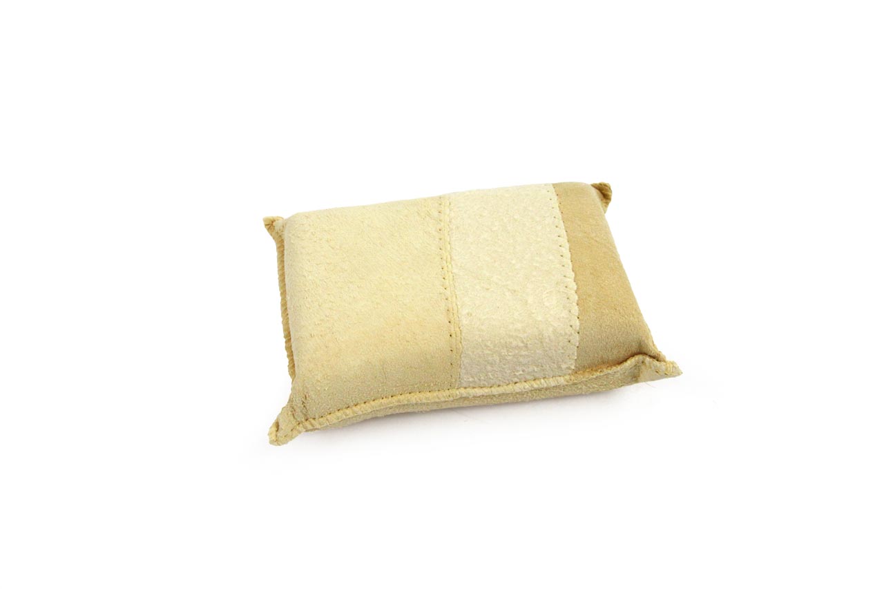 AMI-TAT36051--Gąbka mała IRCHA naturalna 12.5 x 8.5 x 4 cm Idealny przedmiot, który czyści zaparowane szyby. Dzięki gąbce szybko usuniesz skroploną parę i przygotujesz samochód do jazdy. Wykonana z irchy naturalnej. Skutecznie usuwa kurz i brud. Poleruje i osusza 