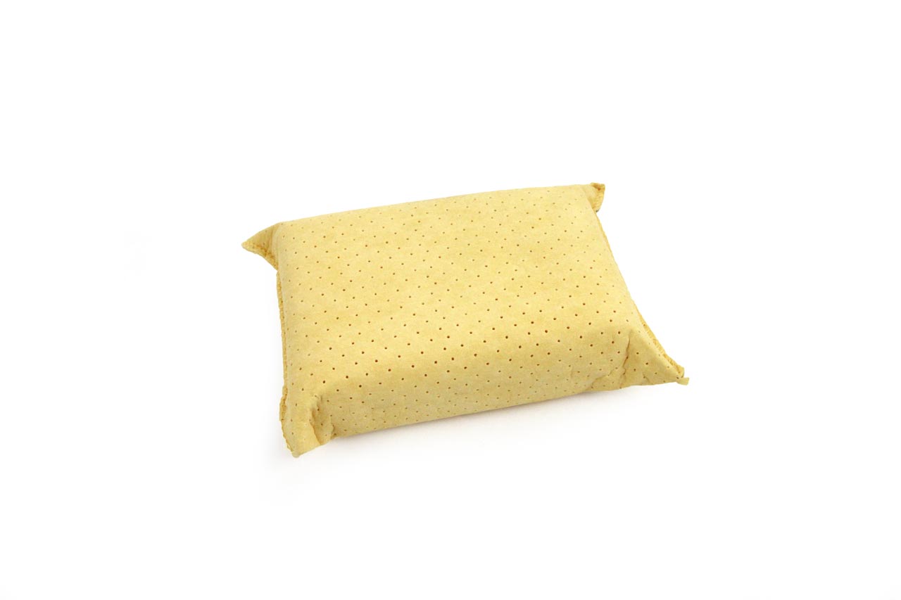 AMI-TAT36169--Wytrzymała gąbka obszyta perforowaną irchą syntetyczną do osuszania mokrych powierzchni. Wyjątkowo chłonna i miękka . Doskonale sprawdza się do usuwania pary z wewnętrzej części szyb samochodowych w celu zachowania dobrej widoczności. Wymiary : 125 x