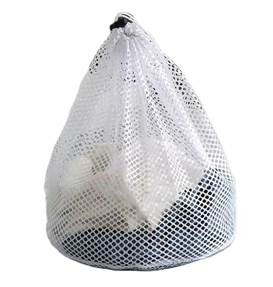 AG782--Praktyczny worek, siatka do prania bielizny. Doskonale chroni odzież przed zniszczeniem podczas prania w pralce automatycznej. Wyposażony w zapięcie na praktyczny ściągacz, zapobiegający wypadnięciu rzeczy. Duże oczka zapewniają swobodny przepływ wod