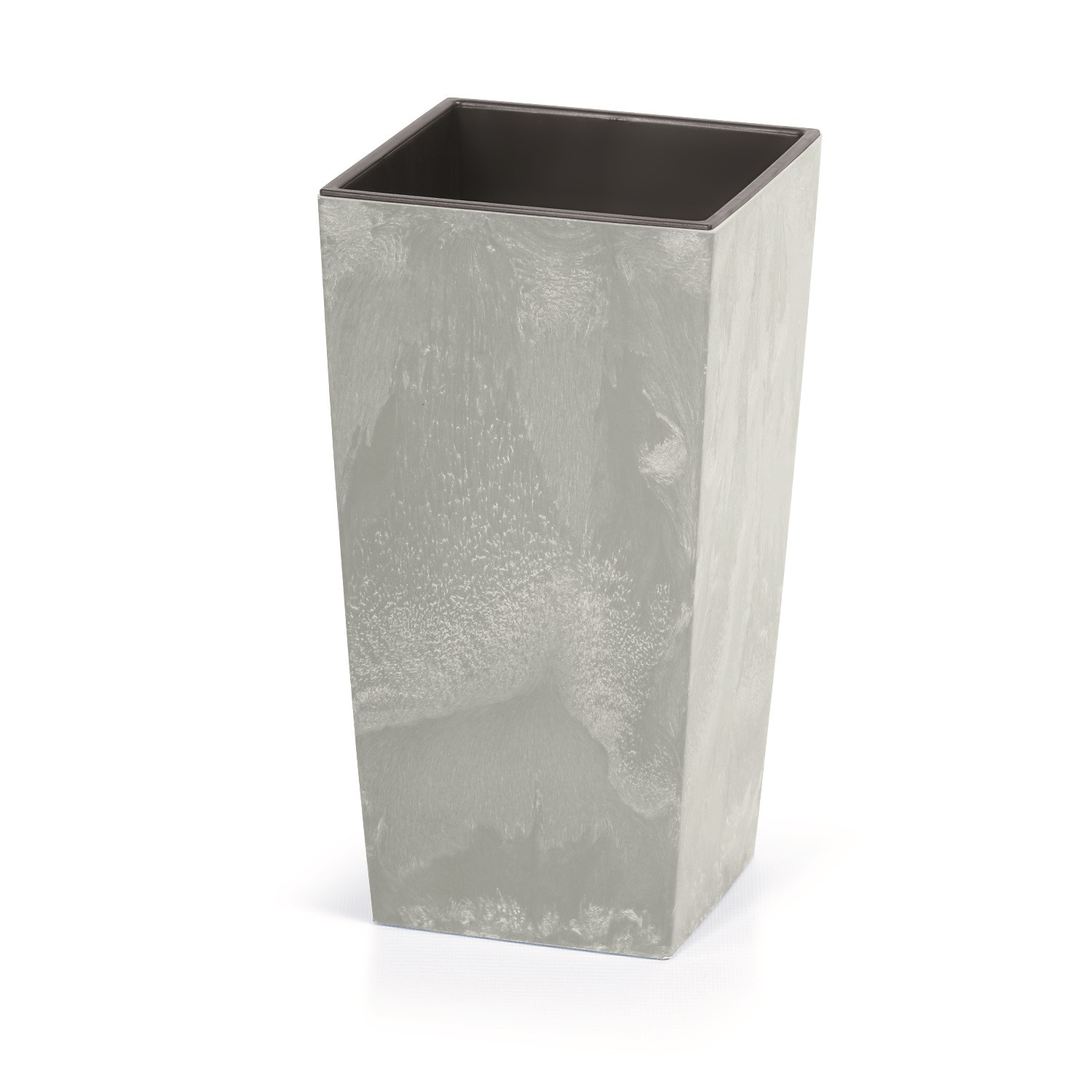 CEN-66288--Urbi Square to linia doniczek dekoracyjnych o eleganckich, klasycznych kształtach. Wysoka doniczka Urbi Square Beton o powierzchni imitującej produkt wykonany z betonu, pozwala kreować piękne unikatowe wnętrza i aranżować przestrzeń wokół domu, godzą