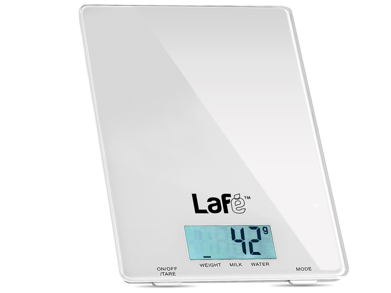 LAFWAG44841--Waga LAFE WKS001.5 to elektroniczna waga kuchenna w kolorze białym. Niezwykle pomocna przy przygotowywaniu dań wymagających określonych porcji produktów. Jej szklana platforma o wymiarach 22x15 cm wyposażona w bardzo precyzyjne czujniki pozwala na zw