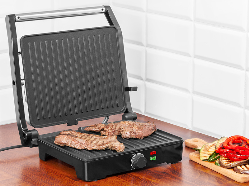 LAFGRI46812--Grill kontaktowy lub kontakt grill jest jednym z urządzeń niezbędnych w każdej kuchni. Ten wielofunkcyjny sprzęt służy do obustronnego przypiekania mięs, warzyw, czy pieczywa. Dzięki niemu szybko i prosto przygotujesz soczysty stek lub delikatny file