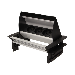 OR-AE-1361--Zestaw trzech gniazd sieciowych z uziemieniem i przesłonami torów prądowych w obudowie chowanej w blat. Urządzenie przeznaczone do montażu w biurkach, blatach i stołach. Posiada zamykany panel z gniazdami, szczelinę wykończoną szczotką przeciwkurzową