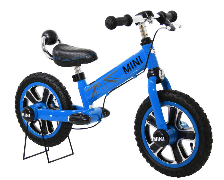 RAS/RSZ1202-BLU--Prezentujemy rowerek biegowy przeznaczony dla najmłodszych. Pojazd jest sygnowany logiem MINI. Rower jest dwukołowy, a więc przeznaczony dla dzieci, które miały już jakąś styczność z takimi maszynkami. W bardzo dużym stopniu rozwija zmysł równowagi u