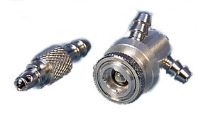 MJ/4041--Aluminiowy, dwukierunkowy zawór tankujący z zatrzaskiem "balonikowym" to czysty i szybki sposób tankowania paliwa do zbiorników z dwoma przewodami.Podczas tankowania zawór wtłacza paliwo do zbiornika, zamykając dostęp do gaźnika. Po wyciągn