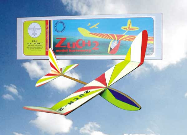 HM/20010--Bardzo prosty w samodzielnym montażu model szkolny szybowca ZUCH. Model wykonany z  kartonu i elementów sosnowych zawartych w zestawie.Uwaga: Model jest w wersji KIT - w zestawie są tylko części mechaniczne kadłuba do własnoręcznego złożenia. W zesta