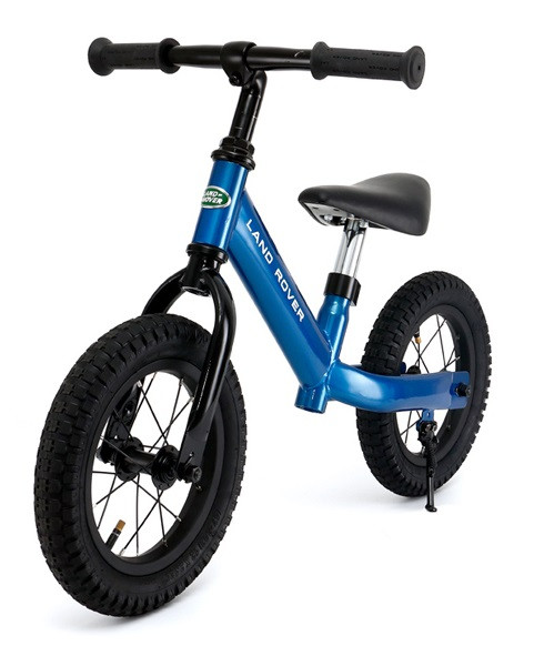 RAS/RSZ1205-BLU--Prezentujemy rowerek biegowy przeznaczony dla najmłodszych. Pojazd jest sygnowany logo Land Rover. Rower jest dwukołowy, a więc przeznaczony dla dzieci, które miały już jakąś styczność z takimi maszynkami. W bardzo dużym stopniu rozwija zmysł równowa