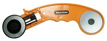 MK/40001--Maxx Knives - Nóż krążkowy z obrotowym ostrzem o średnicy 44,5mm do cięcia materiałów w wielu warstwach, wzdłuż linii prostych i po krzywiznach. Polecany zarówno dla amatorów jak i dla profesjonalistów.Nóż krążkowy to sprawdzone narzędzie do cięcia t