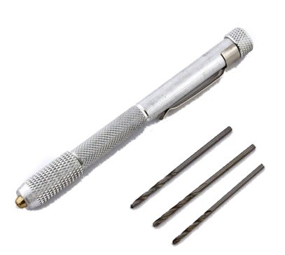 QM/093--Praktyczne narzędzie służące do nawiercania otworów w drewnie, plastiku, piance i innych tworzywach. Całość kształtem i wielkością przypomina długopis. W zestawie znajdują się 3 wiertła: 1,6mm; 1,7mm; 1,8mm.