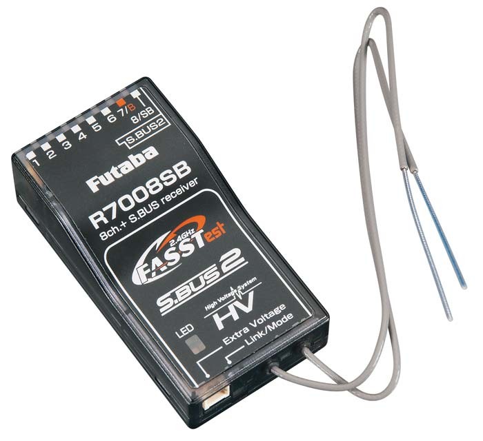 FB/R7008SB--Lekki, kompaktowy odbiornik z integralnym nadajnikiem telemetrii R7008SB 2.4GHz FASSTest. Pomimo swoich niewielkich rozmiarów i wadze zaledwie 13g, odbiornik R7008SB jest wielofunkcyjnym urządzeniem. Dysponuje wbudowanym nadajnikiem telemetrii, mogąc