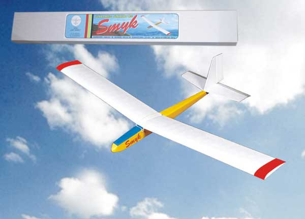 HM/20070--Bardzo prosty w samodzielnym montażu model szkolny szybowca PELIKAN firmy. Model wykonany z balsy, sklejki i elementów sosnowych zawartych w zestawie. Konstrukcja kadłuba jest skrzynkowa a konstrukcja skrzydeł żeberkowa. Konstrukcja modelu umożliwia 