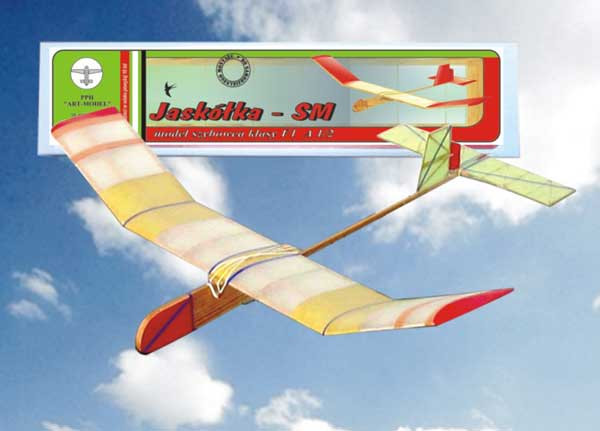 HM/20170--Bardzo prosty w samodzielnym montażu model szkolny szybowca JASKÓŁKA firmy. Model wykonany z olchy, lipy i elementów sosnowych zawartych w zestawie.Uwaga: Model jest w wersji KIT - w zestawie są tylko części mechaniczne kadłuba do własnoręcznego złoż