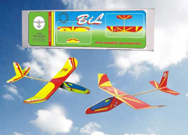 HM/20220--Bardzo prosty w samodzielnym montażu model szkolny szybowca BIL. W zestawie są dwa samoloty. Model wykonany z  kartonu i elementów sosnowych zawartych w zestawie.Uwaga: Model jest w wersji KIT - w zestawie są tylko części mechaniczne kadłuba do własn