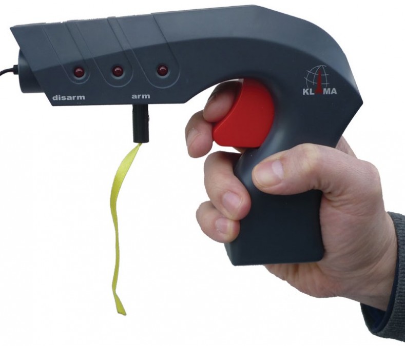 QUST7511--Stater pistoletowy służący do przekazywania impulsu elektrycznego do zapalnika rakiety. Posiada zabezpieczenie przed przypadkowym wystrzeleniem rakiety, start nastąpi dopiero po wetknięciu konektora, który zamyka obwód, o czym dodatkowo powiadamia ko