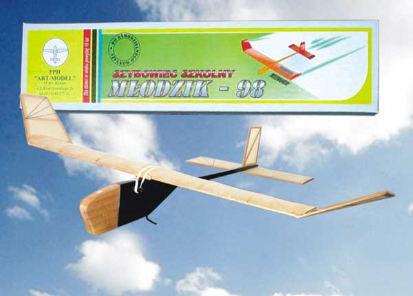 HM/20130--Bardzo prosty w samodzielnym montażu model szkolny szybowca MŁODZIK. Model wykonany z olchy, lipy i elementów sosnowych zawartych w zestawie.Uwaga: Model jest w wersji KIT - w zestawie są tylko części mechaniczne kadłuba do własnoręcznego złożenia. W