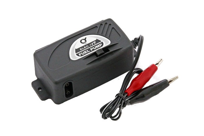 QM/200-1--Zasilana prądem 12V elektryczna pompka firmy Q-Model, przeznaczona do paliw na bazie metanolu, dzięki której w czysty i praktycznie bezobsługowy sposób wtłoczymy i wypompujemy paliwo z każdego zbiornika.Przełącznik reguluje kierunek przepływu paliwa 