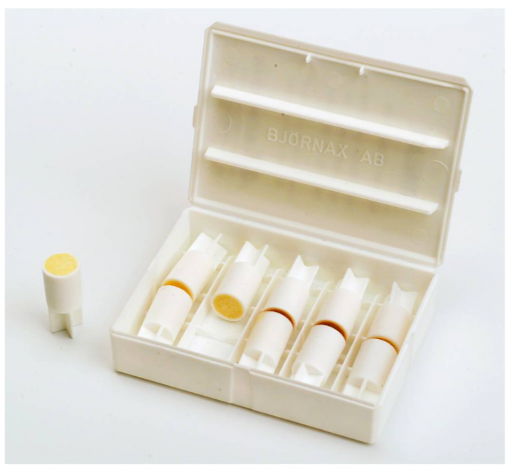 GPX/40022--Świeca dymna Perfume 9 w kolorze białym doskonale sprawdzi się zarówno do zastosowań modelarskich jak i na planie filmowym, do testów szczelności, ćwiczeń przeciwpożarowych.Świecę można odpalać manualnie, przystawiając źródło ognia lub za pomocą lont