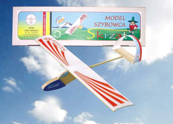 HM/20080--Bardzo prosty w samodzielnym montażu model szkolny szybowca ZUCH. Model wykonany z  kartonu i elementów sosnowych zawartych w zestawie.Uwaga: Model jest w wersji KIT - w zestawie są tylko części mechaniczne kadłuba do własnoręcznego złożenia. W zesta