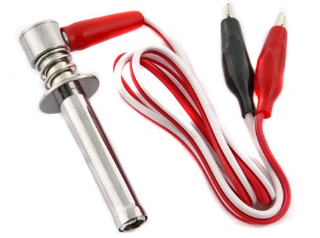 QM/180--Klips nasadowy to najbardziej popularne urządzenie używane do nagrzewania świec żarowych. Wyprowadzenie zakończone krokodylkami podłącza się bezpośrednio pod ogniwo niklowe 1,2 V lub do panelu startowego.