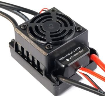 HI/E245T--Ten bezszczotkowy regulator marki HobbyWing jest fabrycznie montowany w modelach Himoto. Zamknięta obudowa gwarantuje wodoodporność. Regulator odprowadza nadmiar ciepła za pomocą radiatora oraz wentylatora umieszczonego za kratką. Regulator jest przy