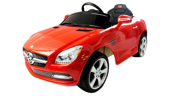 RAS/81200-RED--Kolejny jeździk o wyglądzie Mercedes-Benz SLK55. Model przeznaczony jest dla najmłodszych kierowców. W odróżnieniu od innych jeździków, ten jest w pełni zdalnie sterowany - zarówno za pomocą pilota lub kierownicy w środku auta. Za napęd odpowiada moc