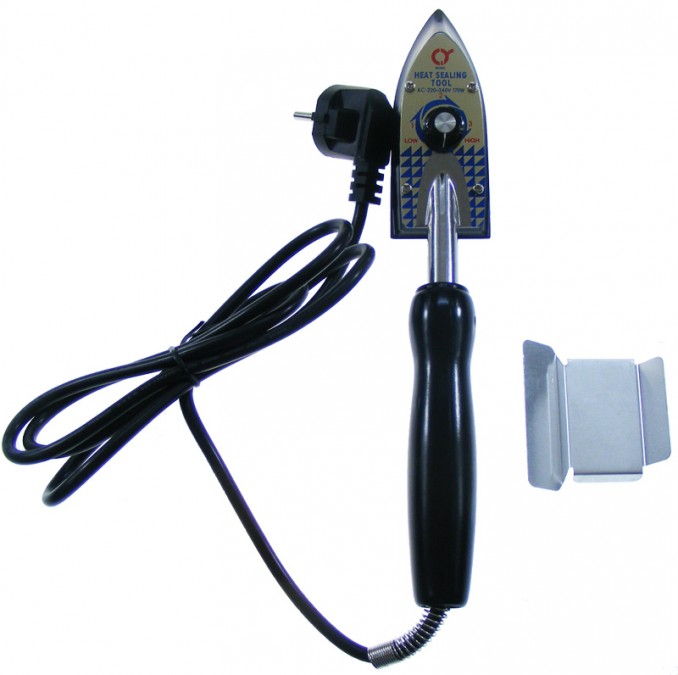 QM/603-1--Żelazko firmy Q-Model przydatne przy oklejaniu modeli folią termokurczliwą. Model wyposażony w ręczną regulację temperatury oraz termostat utrzymujący ją na zadanym poziomie. Kopyto żelazka dodatkowo pokryte jest teflonem, co zabezpiecza je przed prz