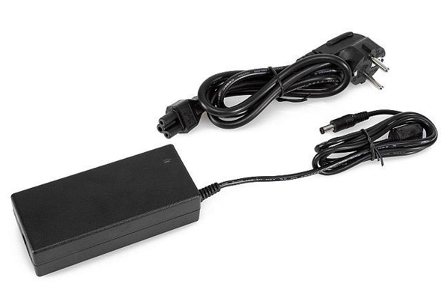 GPX/12050--Pięcio-amperowy stabilizowany zasilacz sieciowy 12V z wtykiem DC 5,3/2,1 mm - idealne "domowe" źródło prądu dla procesorowych ładowarek modelarskich.  Polecamy zawsze wtedy, gdy niezbędne jest zapewnienie pewnego, stabilnego źródła prądu o 