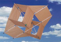 HM/40010--Przeznaczony zarówno dla doświadczonych modelarzy jak i początkujących latawiec skrzynkowy USZATEK wykonany z drewna. Model pokrywany jest papierem i wzmacniany na obrzeżu taśmą.