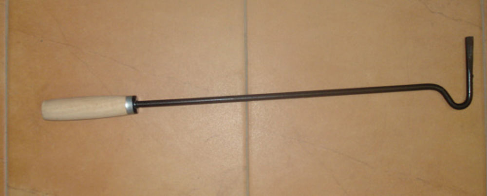 12745--Specyfikacja:Zastosowanie: do obsługi piec&amp;oacute;w, komink&amp;oacute;w, kuchni węglowych lub grilli gdzie spalane są paliwa stałePogrzebacz wykonany z kształtowanego malowanego pręta z rączką drewnianąKolor czarny