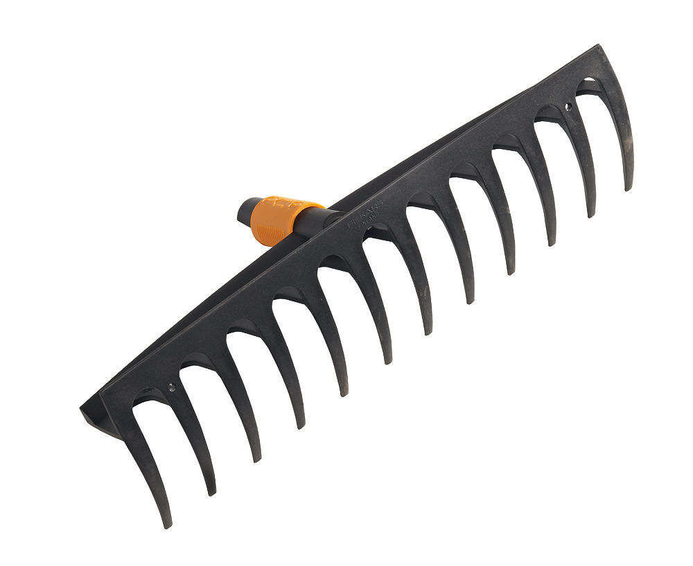 FS135051--FS135051 QuikFit Grabie uniwersalne 41 cm, FiskarsDo grabienia wysokiej trawy i uprawiania ziemiDo przygotowywanie podści&amp;oacute;łki, wyr&amp;oacute;wnywania ziemi i piasku, sadzenia nasionIdealne podczas zakładania trawnika i przygotowyw
