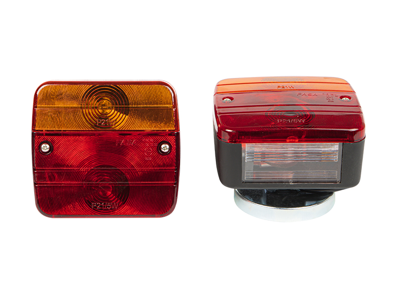 23-213#--Zestaw lamp w kt&amp;oacute;rych skład wchodzi kierunkowskaz, światło pozycyjne, światło stopu oraz podświetlenie tablicy rejestracyjnej.&amp;nbsp;&amp;nbsp;Specyfikacja:&amp;nbsp;- Zastosowanie:&amp;nbsp;Uniwersalne- Materiał:&am