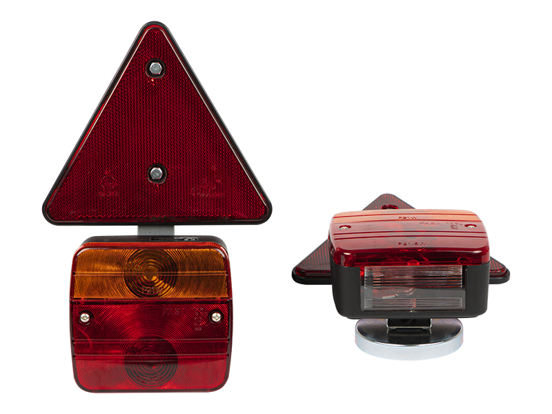 23-218#--Specyfikacja:Zastosowanie: UniwersalnaMateriał: PlastikDługość przewodu: 7.5mRodzaje żar&amp;oacute;wek: P21W i P12/5WWymiary lampy: 10,3 x 9,6 x 5,4 cmWymiary tr&amp;oacute;jkąta: 15,5 x 13 cmWtyczka zasilająca: 7pin&amp;nbsp;Funkcje lam