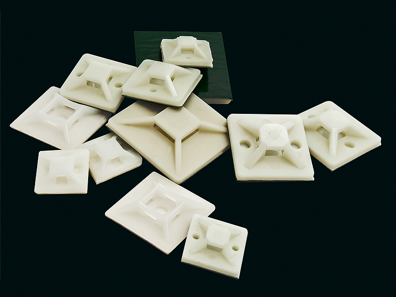 4945#--Podstawka samoprzylepna białaPodstawki samoprzylepne umożliwiają mocowanie kabli lub innych urządzeń, przedmiot&amp;oacute;w do powierzchni płaskich za pomocą opasek zaciskowych. Podstawki są bardzo ciekawą alternatywą dla niechcianych, tymczasow