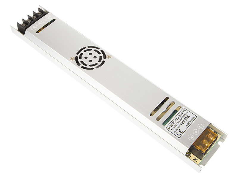 70-555#--Wysokiej jakości zasilacz impulsowy przeznaczony m.in. do taśm LED, źr&amp;oacute;deł światła LED, sprzętu RTV oraz monitoringu CCTV. Zasilacz zabudowany jest w niewielkiej obudowie dzięki czemu może zostać zainstalowany nawet w ciasnych i trudno